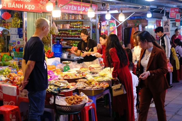 “Biển người” chen chân đi lễ Phủ Tây Hồ, nhiều hàng bánh tôm kiếm bộn tiền trong ngày Tết- Ảnh 7.