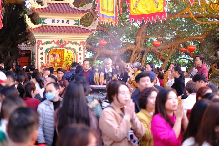 “Biển người” chen chân đi lễ Phủ Tây Hồ, nhiều hàng bánh tôm kiếm bộn tiền trong ngày Tết- Ảnh 6.