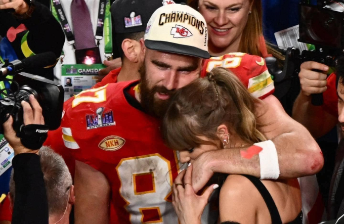 Travis Kelce và Taylor Swift: Nụ hôn ngọt ngào sau chiến thắng Super Bowl