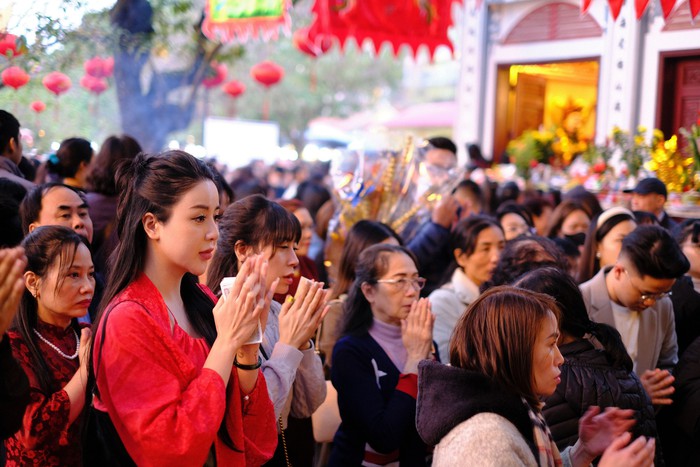 “Biển người” chen chân đi lễ Phủ Tây Hồ, nhiều hàng bánh tôm kiếm bộn tiền trong ngày Tết- Ảnh 4.