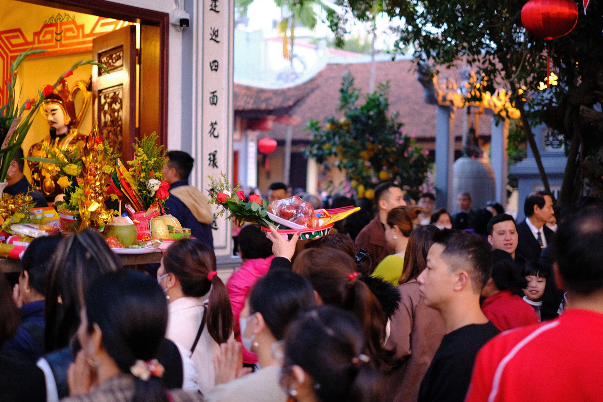 “Biển người” chen chân đi lễ Phủ Tây Hồ, nhiều hàng bánh tôm kiếm bộn tiền trong ngày Tết- Ảnh 3.