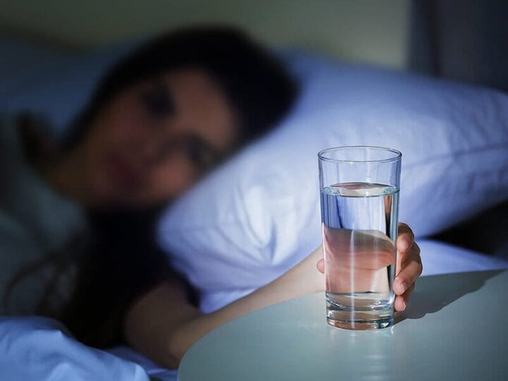 Uống nước ấm trước khi ngủ có tác dụng gì?- Ảnh 2.