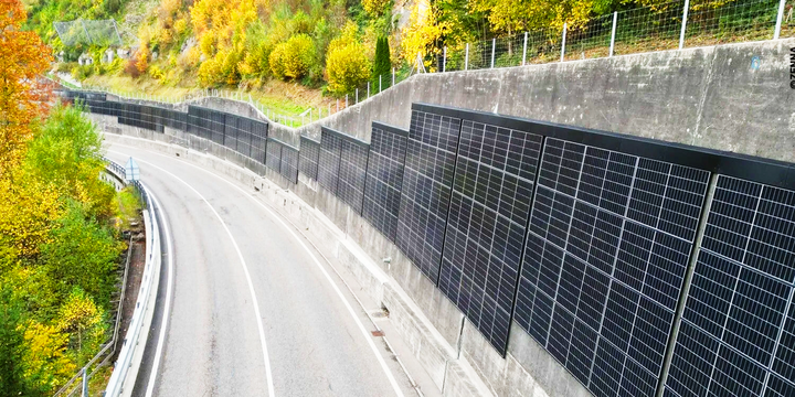 Thụy Sĩ đặt tấm pin mặt trời thẳng đứng trên tường chắn bên đường- Ảnh 1.