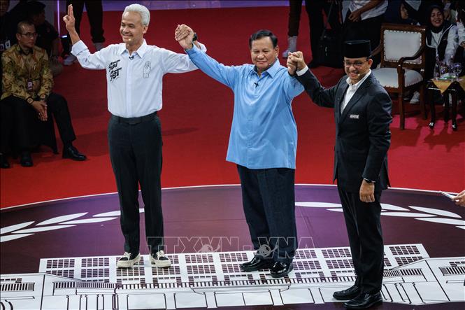 Indonesia dùng bò, voi, thuyền để đưa phiếu bầu đến tay cử tri nơi xa xôi- Ảnh 1.
