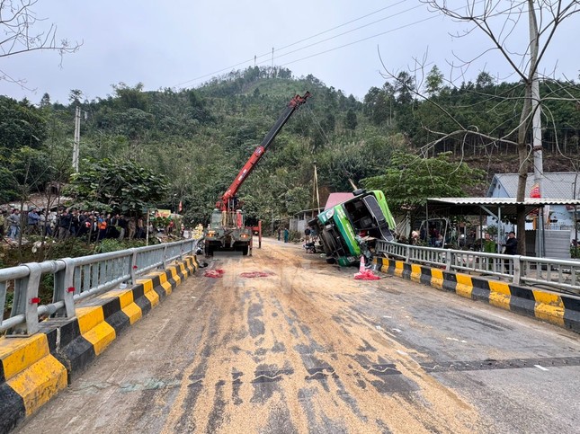 Lật xe khách khiến nhiều người thương vong ngày Mùng 4 Tết- Ảnh 6.