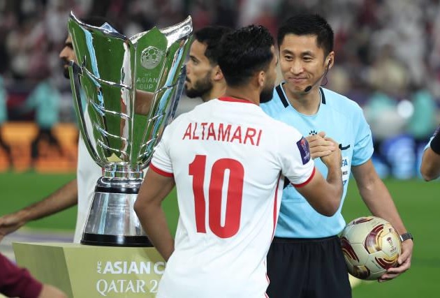 Trọng tài Trung Quốc gây tranh cãi ở CK Asian Cup 2023: Từng rút 1121 thẻ vàng, 70 thẻ đỏ trong sự nghiệp- Ảnh 2.