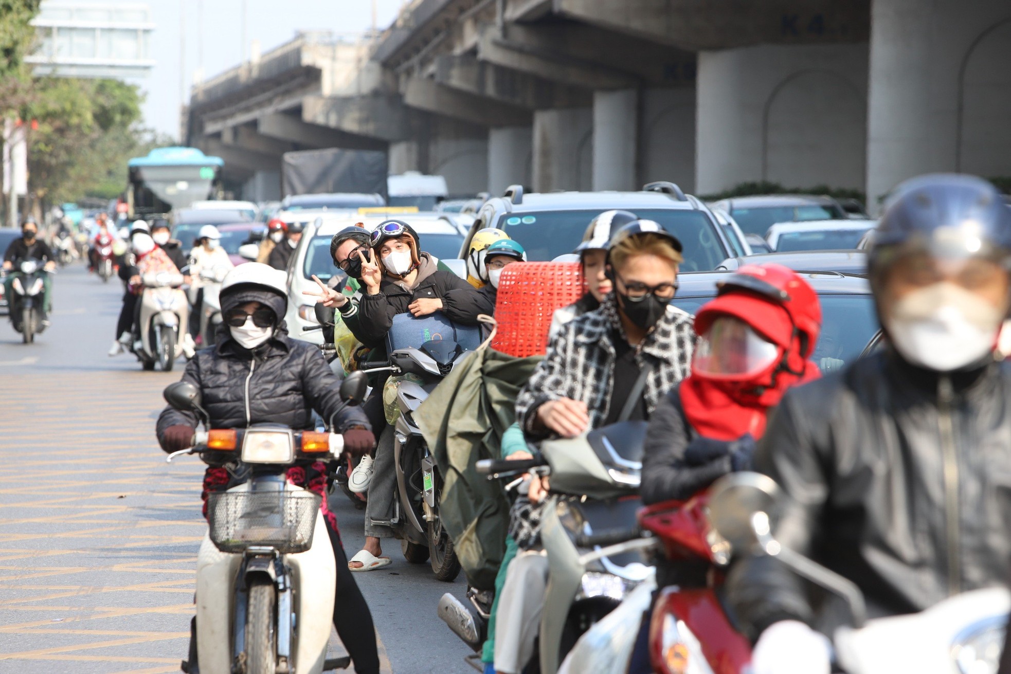 Người dân trở lại Hà Nội sớm, lối ra cao tốc ùn dài hàng cây số- Ảnh 9.