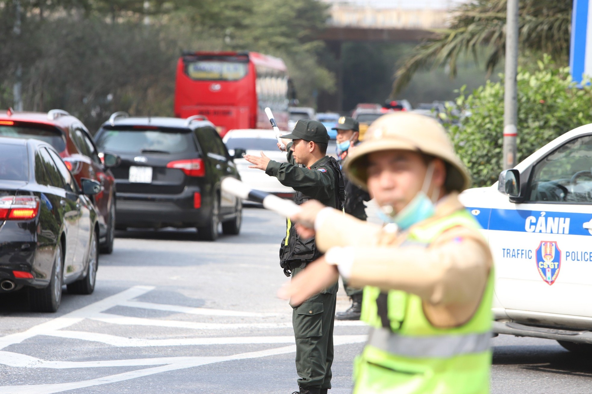 Người dân trở lại Hà Nội sớm, lối ra cao tốc ùn dài hàng cây số- Ảnh 7.