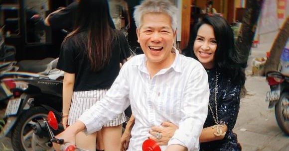 Chồng diva Thanh Lam cười ngượng vì cầm tay phụ nữ khác lại tưởng vợ mình