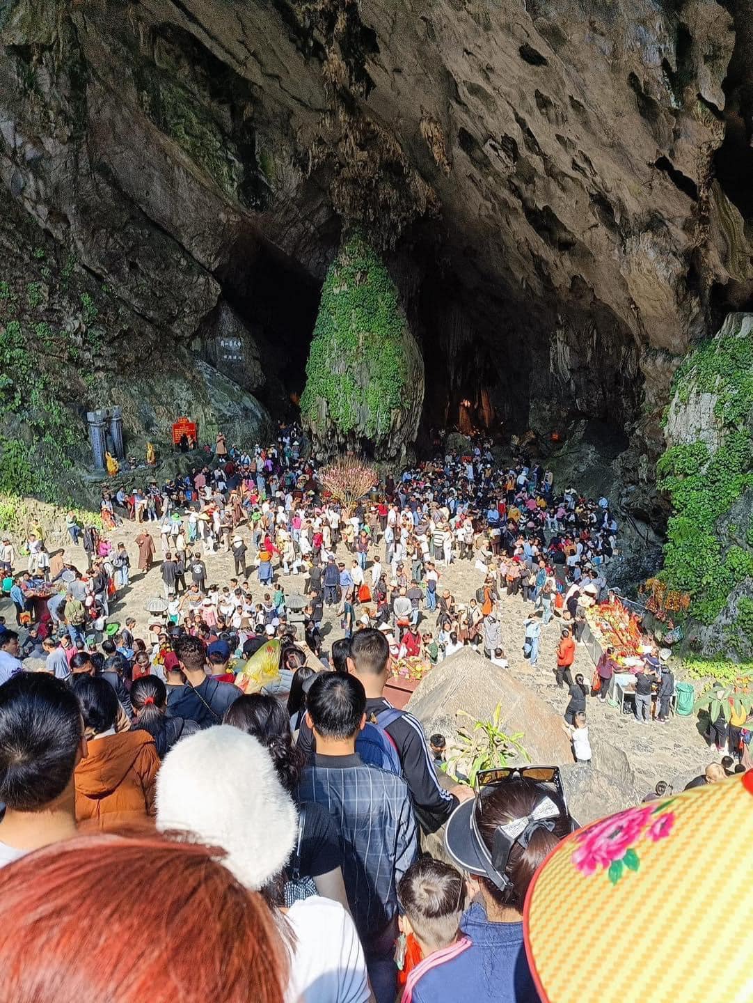 Chùa Hương mùng 4 Tết: Đông nghẹt không có chỗ chen chân; đi từ 4h sáng, giữa trưa chưa vào được động Hương Tích- Ảnh 10.