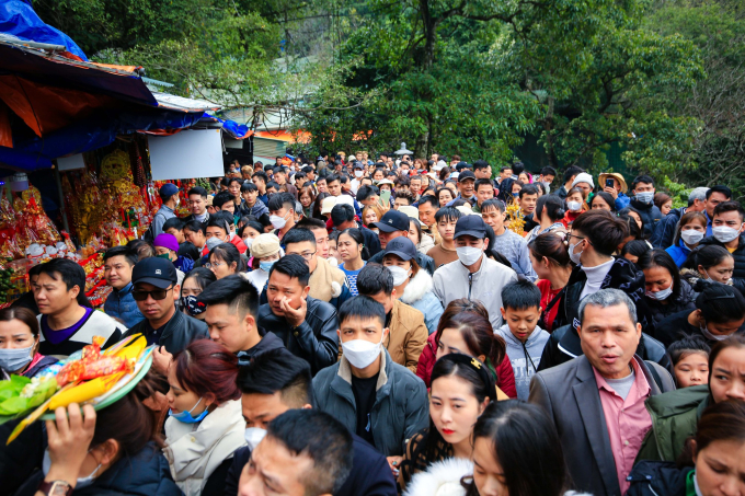 Hơn 2 vạn người đổ về chùa Hương dù chưa khai hội: Những điều cần biết khi tham gia lễ hội mùa xuân lớn nhất Việt Nam- Ảnh 2.
