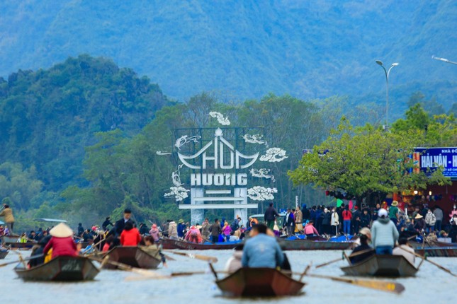 Hơn 2 vạn người đổ về chùa Hương dù chưa khai hội: Những điều cần biết khi tham gia lễ hội mùa xuân lớn nhất Việt Nam- Ảnh 1.