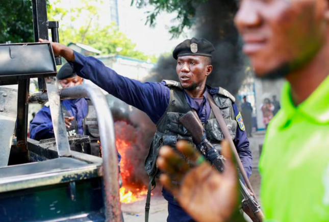 Người biểu tình Congo đốt cờ Mỹ- Ảnh 1.
