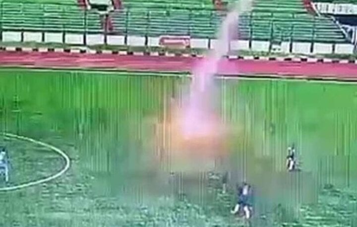 Cầu thủ Indonesia bị sét đánh tử vong ngay trên sân- Ảnh 1.