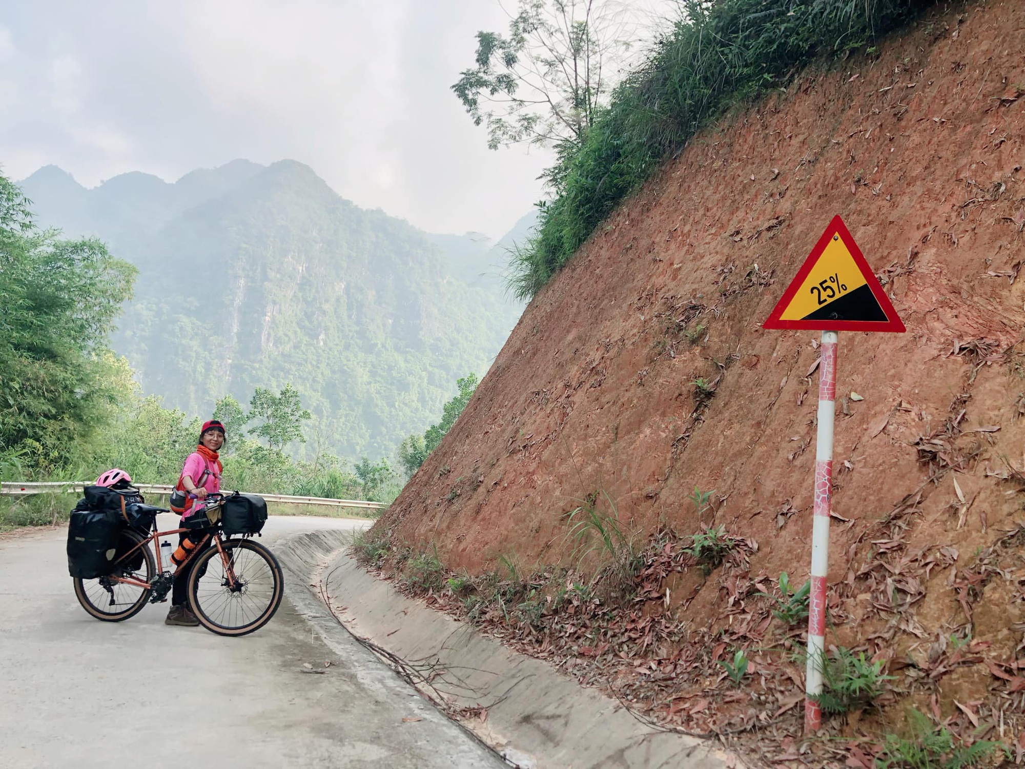 9X đạp xe xuyên Việt: ‘Ngủ nghĩa trang, ăn kham khổ, đi không tính toán rồi tới đâu thì tới’- Ảnh 13.