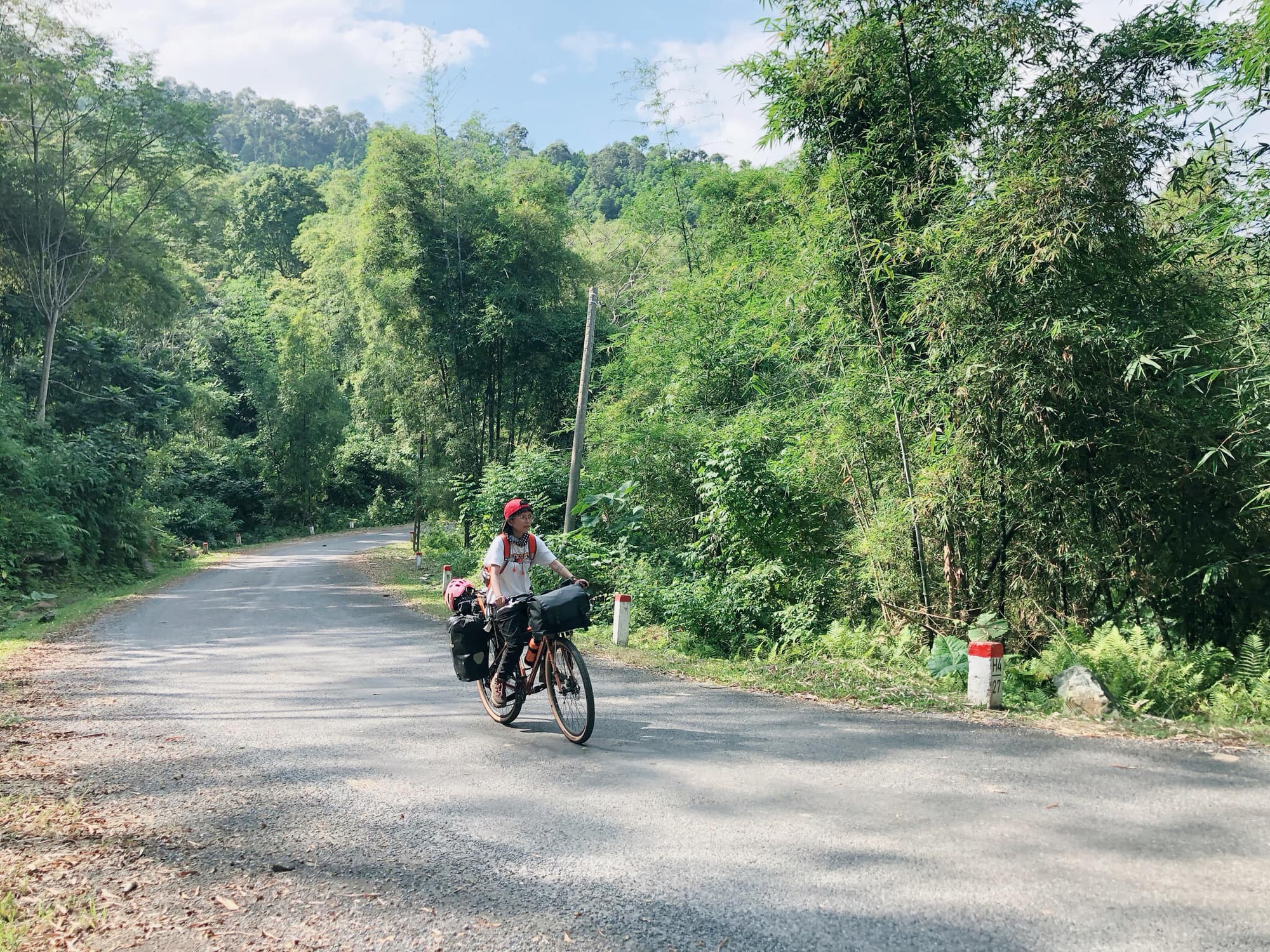 9X đạp xe xuyên Việt: ‘Ngủ nghĩa trang, ăn kham khổ, đi không tính toán rồi tới đâu thì tới’- Ảnh 12.