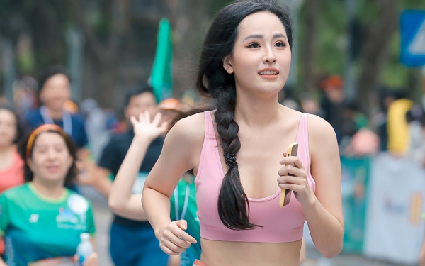 Hoa hậu cao nhất nhì Việt Nam tuổi 36: Chưa chịu lấy chồng, khoe người yêu toàn trai đẹp, ngọt ngào, giàu có