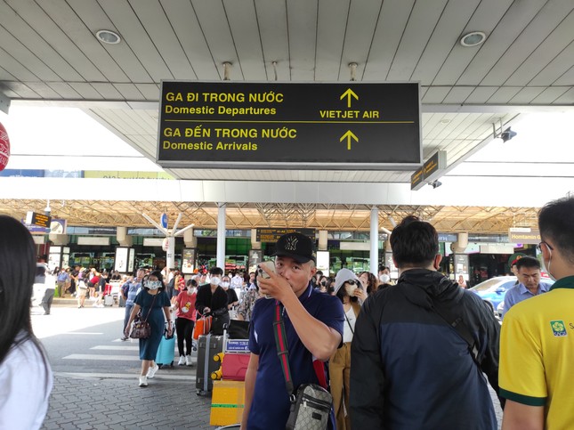 Hôm nay, sân bay Tân Sơn Nhất đón lượng khách cao nhất Tết Giáp Thìn- Ảnh 1.