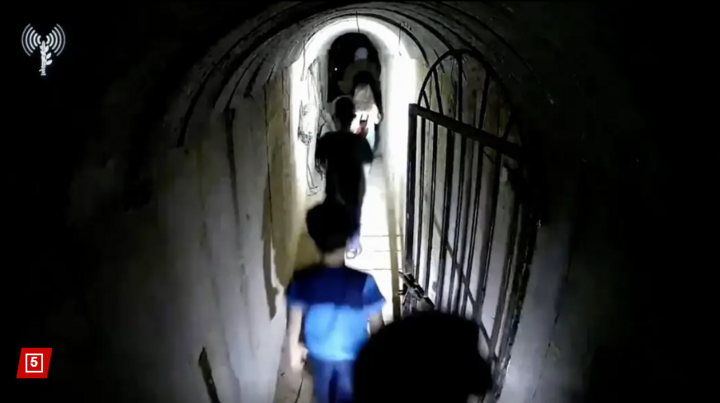 Israel tung video thủ lĩnh Hamas cùng vợ con trốn trong đường hầm ở Gaza- Ảnh 4.