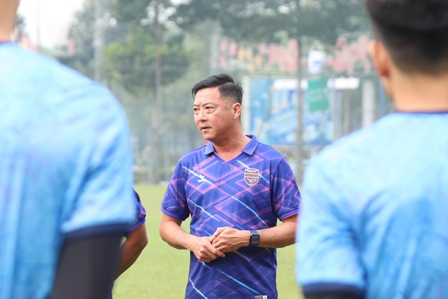 HLV Lê Huỳnh Đức được vinh danh trước ngày Night Wolf V-League trở lại- Ảnh 1.