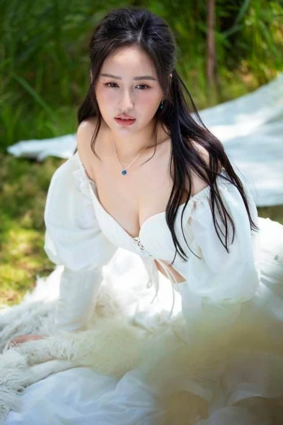 Hoa hậu cao nhất nhì Việt Nam tuổi 36: Chưa chịu lấy chồng, khoe người yêu toàn trai đẹp, ngọt ngào, giàu có- Ảnh 1.