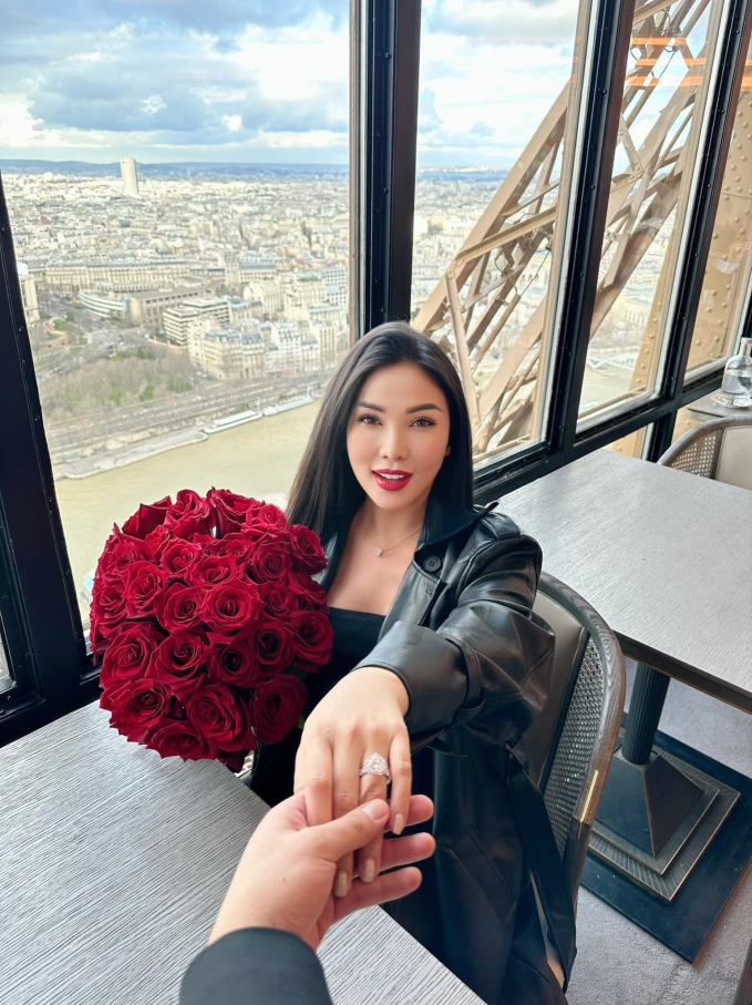 Quỳnh Thư khoe nhẫn kim cương khủng, được bạn trai cầu hôn trên tháp Eiffel sau 1 năm yêu- Ảnh 2.