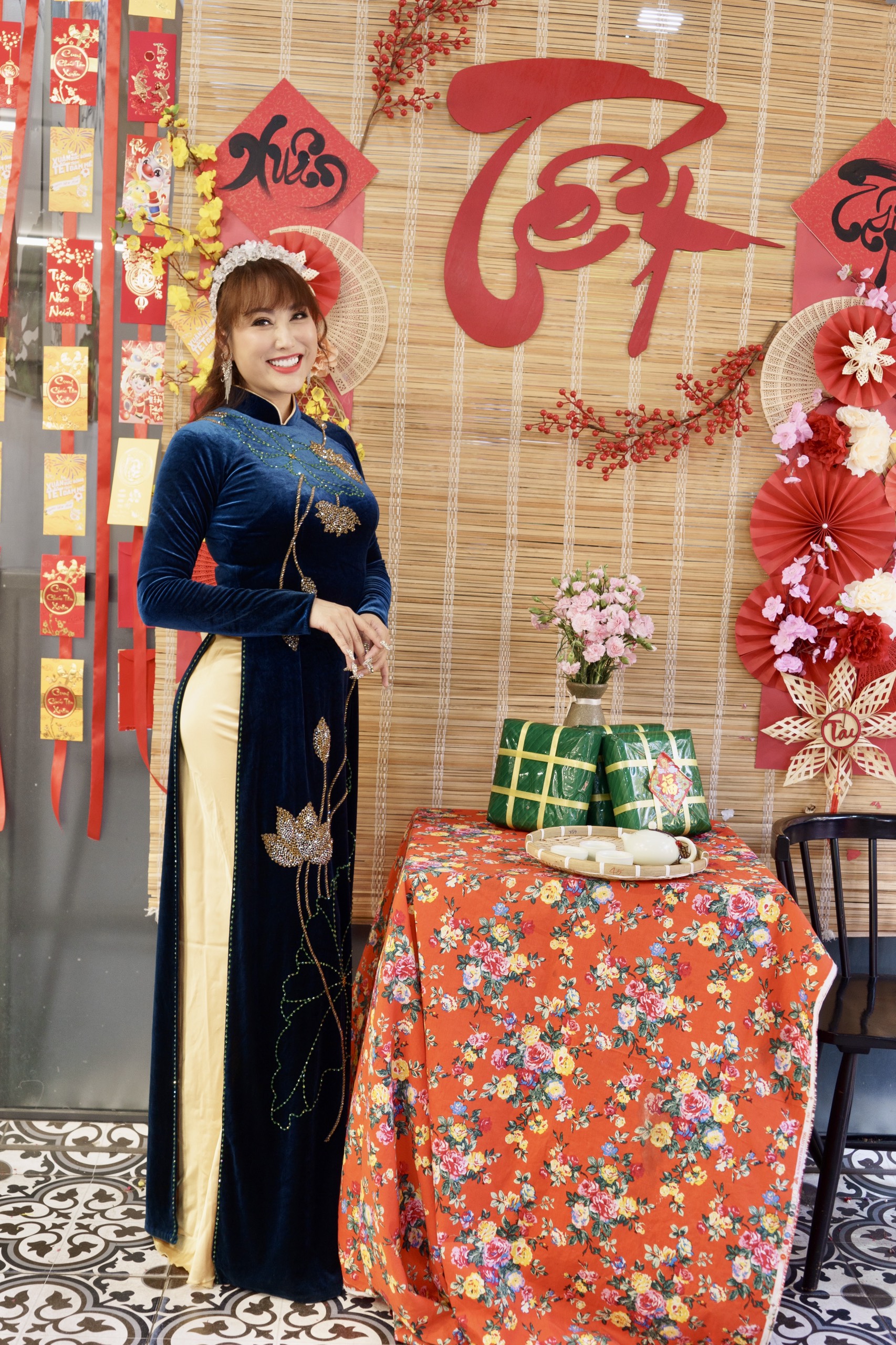 Phi Thanh Vân mặc áo dài nền nã, chụp ảnh đầu xuân với người tình mới- Ảnh 2.