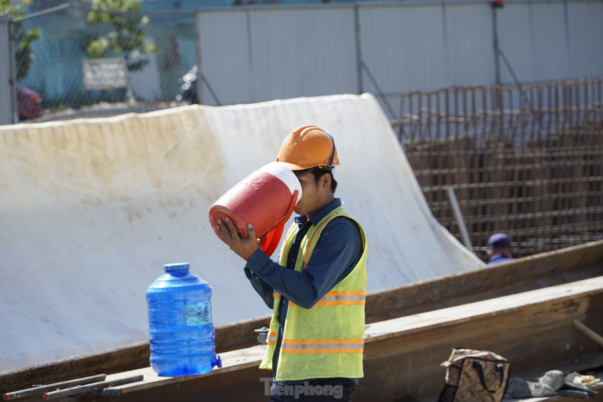Công nhân đội nắng, thi công xuyên Tết ở dự án nút giao thông hơn 3.400 tỷ đồng- Ảnh 7.