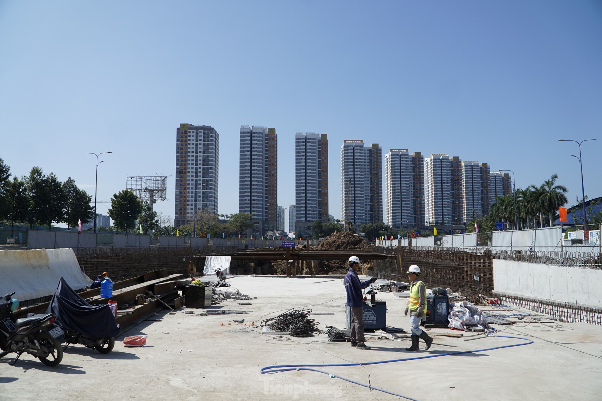 Công nhân đội nắng, thi công xuyên Tết ở dự án nút giao thông hơn 3.400 tỷ đồng- Ảnh 2.