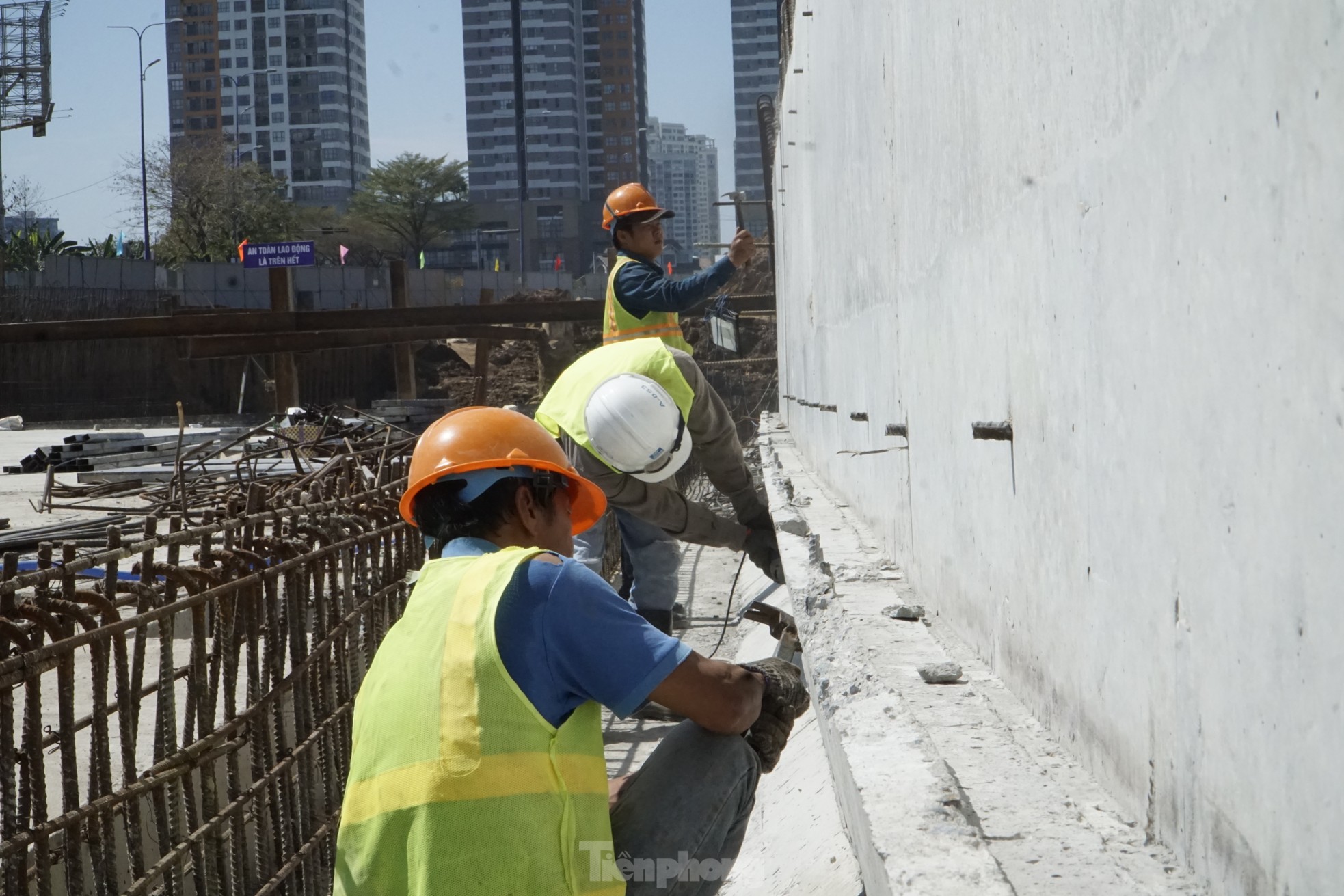 Công nhân đội nắng, thi công xuyên Tết ở dự án nút giao thông hơn 3.400 tỷ đồng- Ảnh 4.