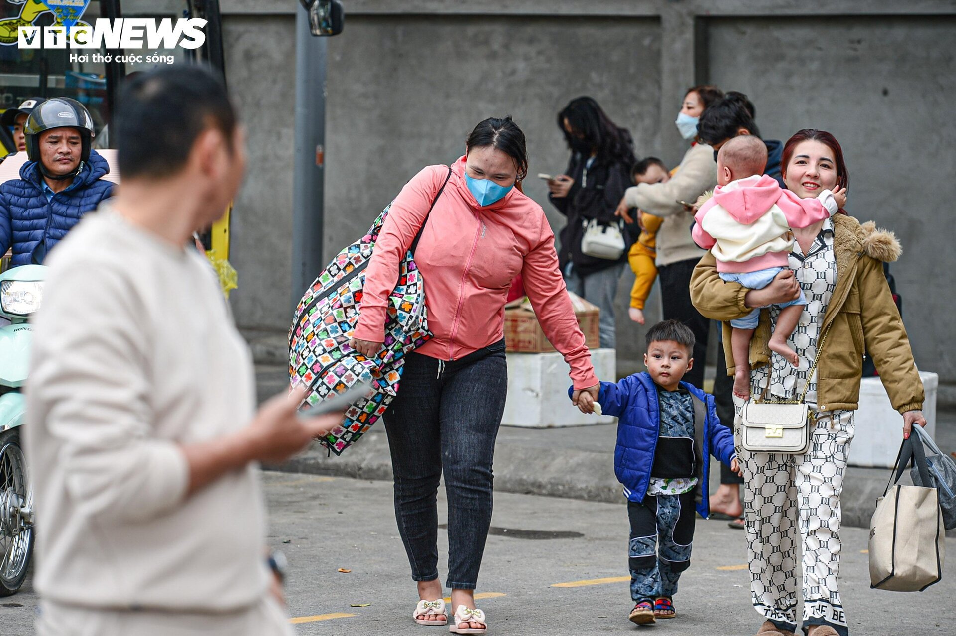 Trẻ nhỏ mệt nhoài cùng bố mẹ trở lại Hà Nội sau kỳ nghỉ Tết- Ảnh 12.