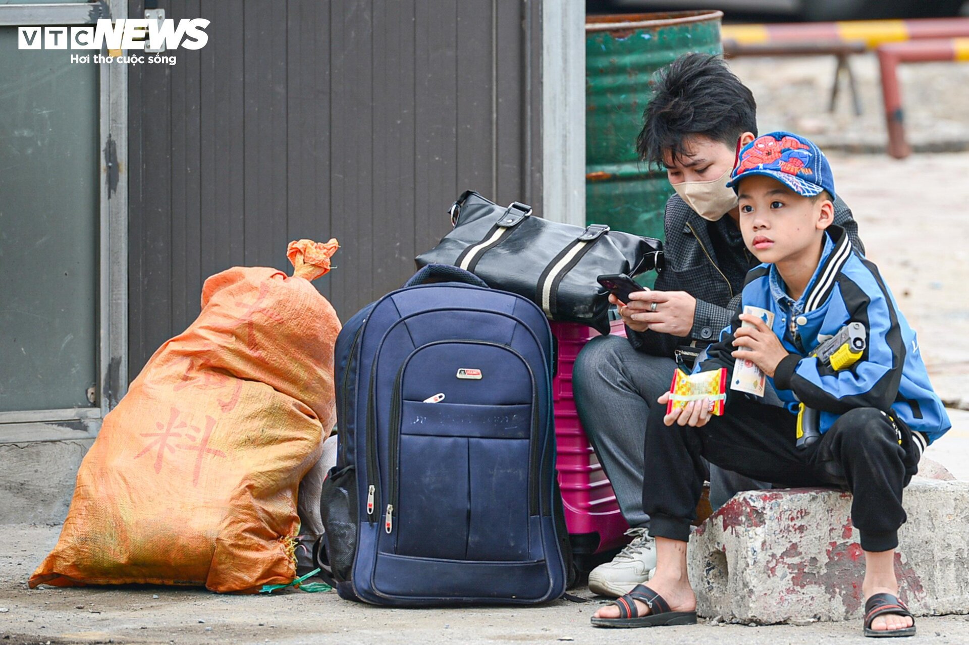 Trẻ nhỏ mệt nhoài cùng bố mẹ trở lại Hà Nội sau kỳ nghỉ Tết- Ảnh 15.
