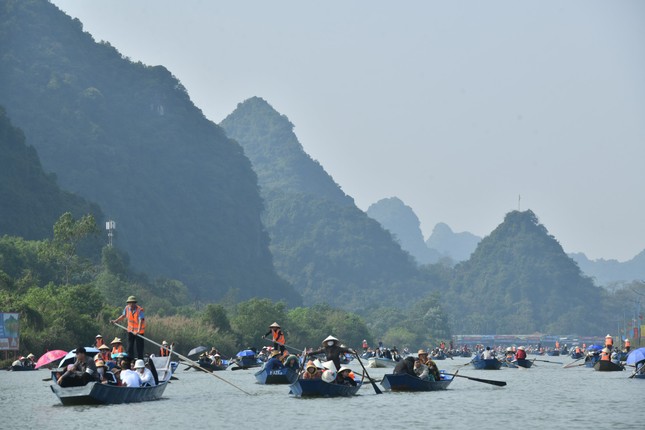 Chùa Hương đông nghịt khách, tắc nghẽn trước ngày khai hội- Ảnh 3.