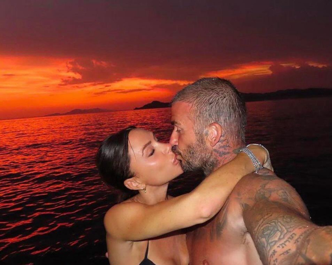David Beckham đăng ảnh cực lãng mạn nhân ngày Valentine, bà xã Victoria lại khiến tất cả bật cười bằng clip chưa từng công bố- Ảnh 1.