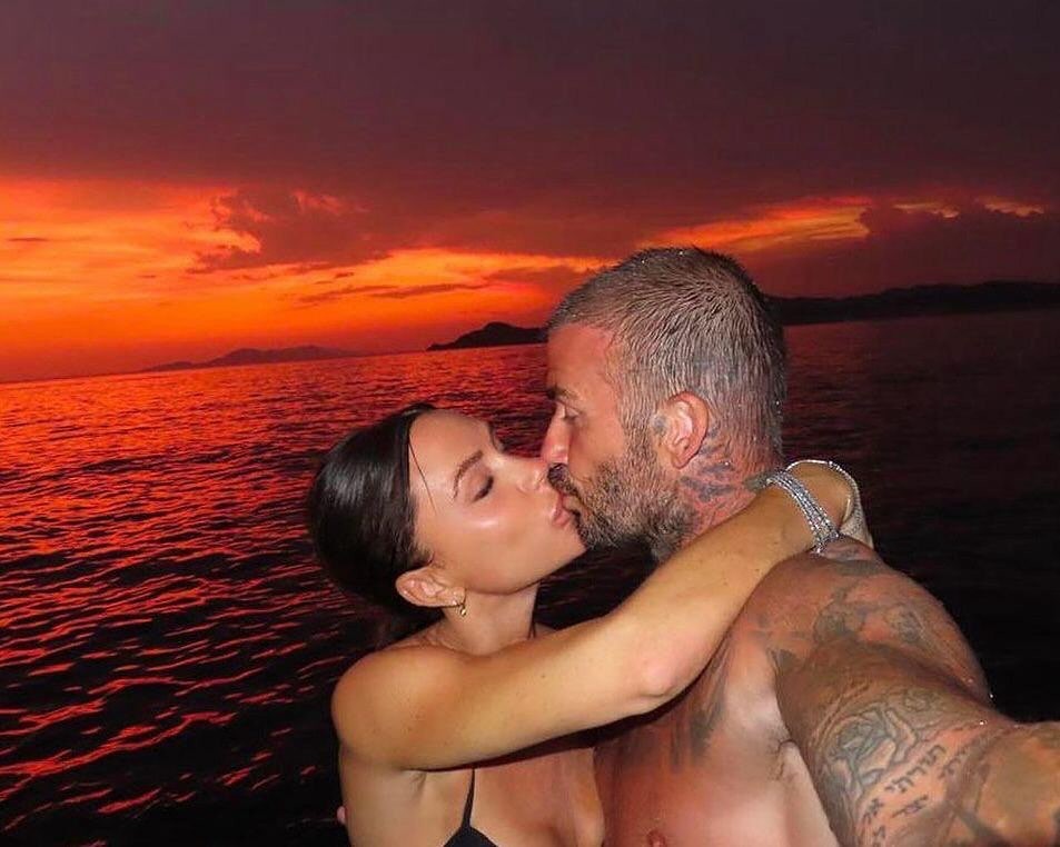David Beckham hôn vợ và dàn mỹ nhân diện nội y ngày Valentine- Ảnh 1.