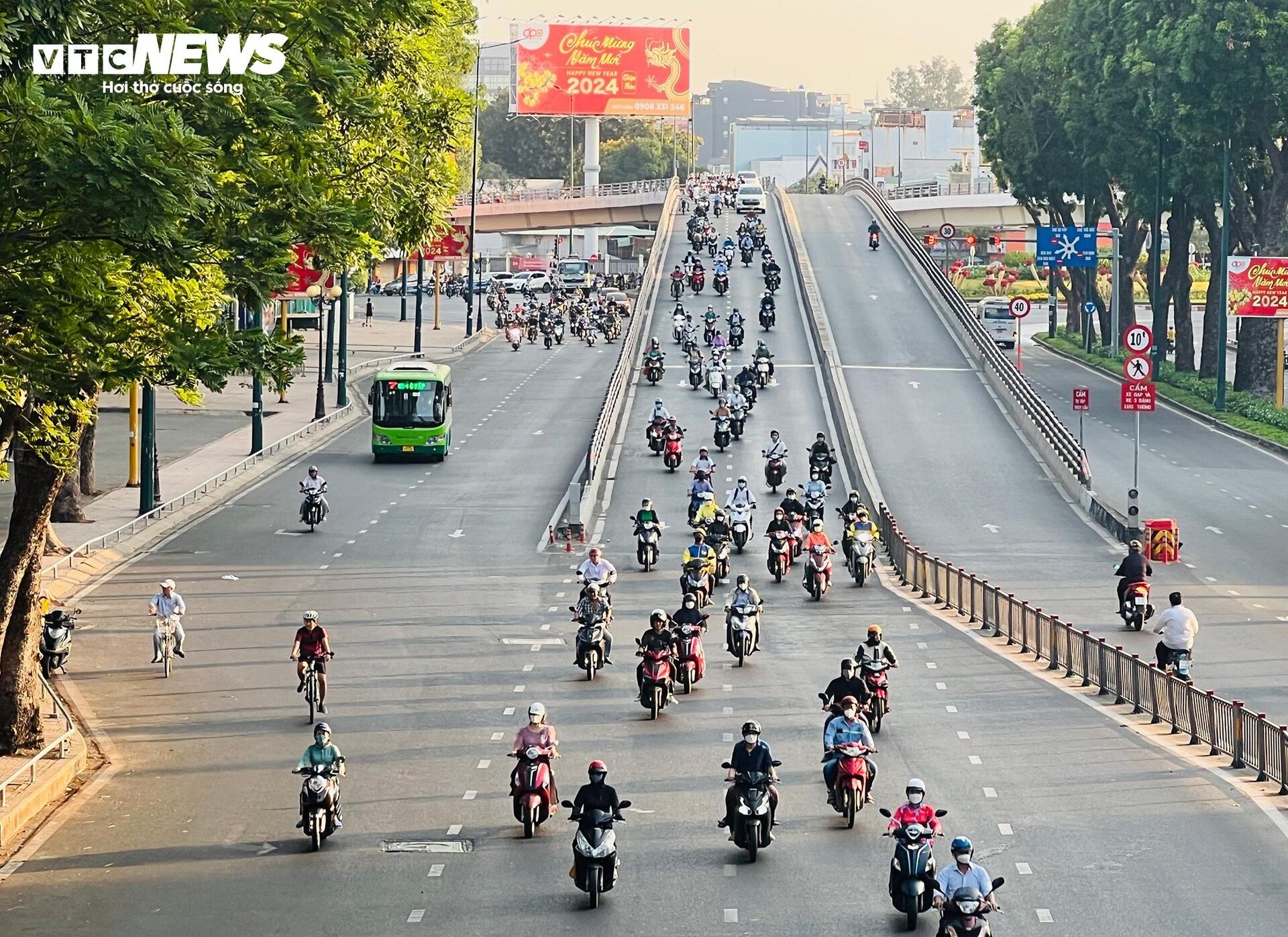 Đường phố TP.HCM thông thoáng trong ngày làm việc đầu năm- Ảnh 4.