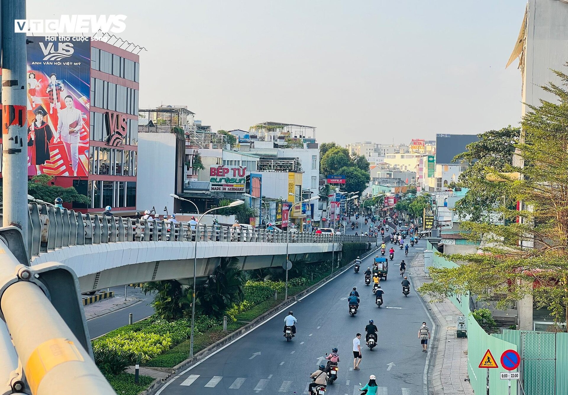 Đường phố TP.HCM thông thoáng trong ngày làm việc đầu năm- Ảnh 1.