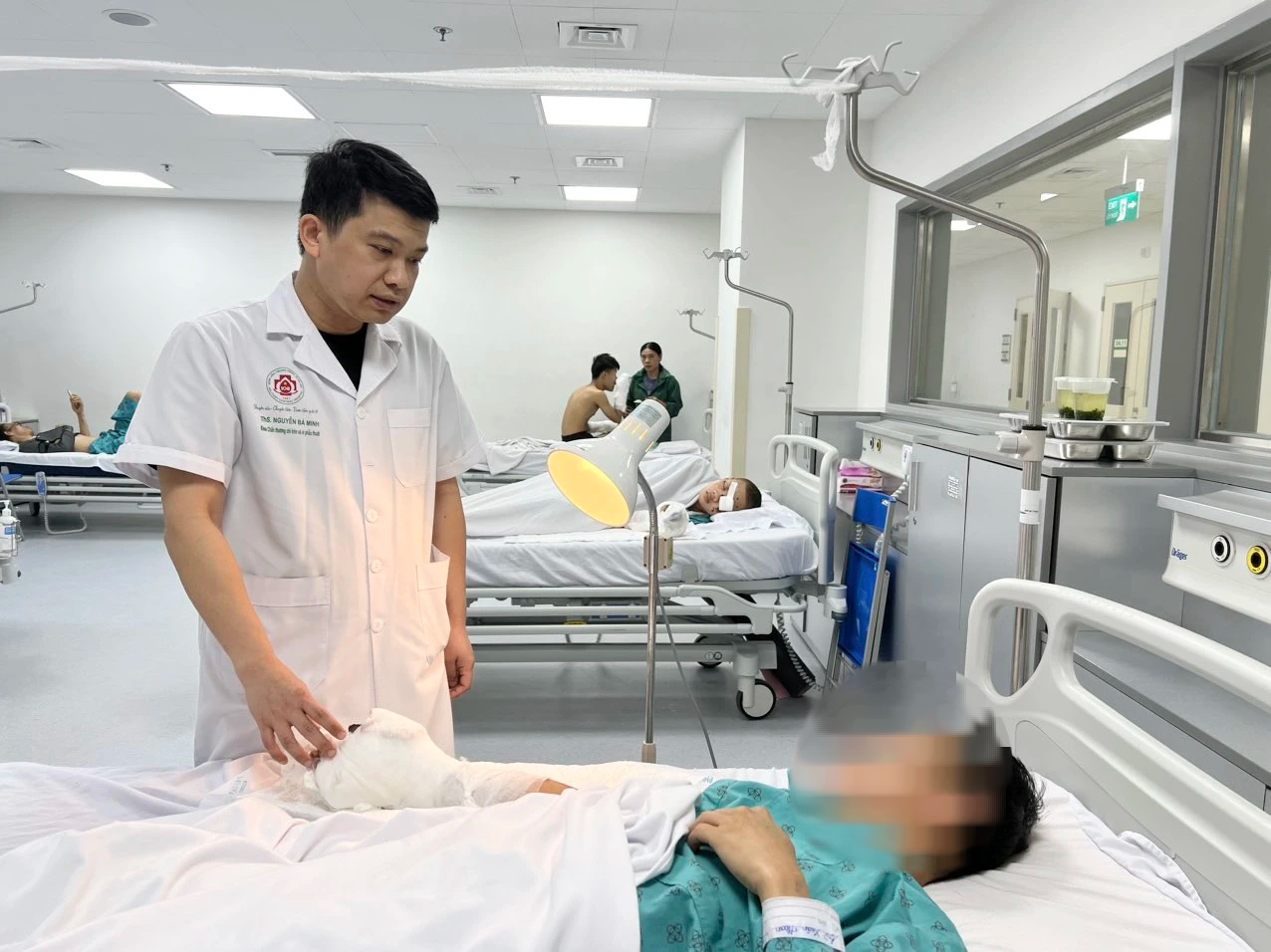 Một bệnh viện tiếp nhận 15 ca tai nạn do pháo nổ trong ngày- Ảnh 1.
