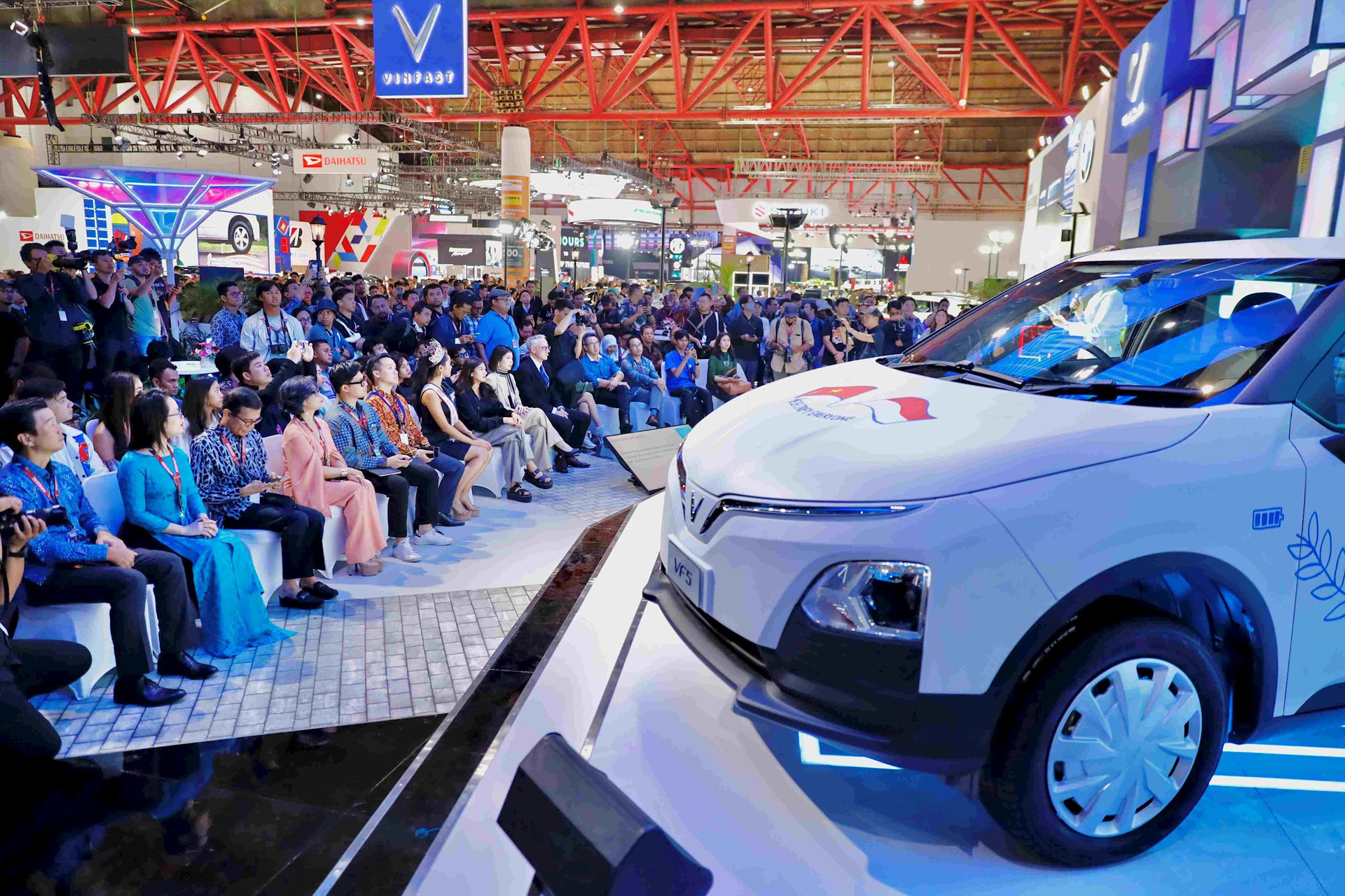 VinFast giới thiệu dải xe điện tay lái nghịch, chính thức ra mắt thị trường Indonesia- Ảnh 1.