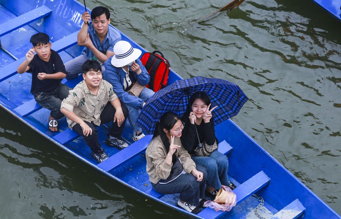 Hàng vạn người “đội mưa”, vạ vật đi lễ trong ngày khai hội chùa Hương- Ảnh 9.