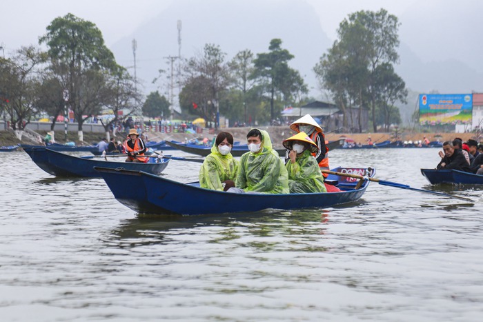 Hàng vạn người “đội mưa”, vạ vật đi lễ trong ngày khai hội chùa Hương- Ảnh 8.