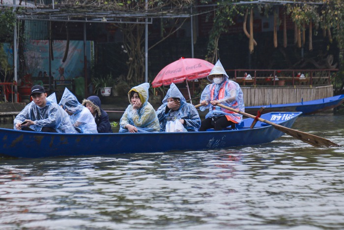 Hàng vạn người “đội mưa”, vạ vật đi lễ trong ngày khai hội chùa Hương- Ảnh 7.