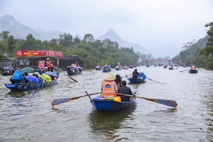 Hàng vạn người “đội mưa”, vạ vật đi lễ trong ngày khai hội chùa Hương- Ảnh 6.