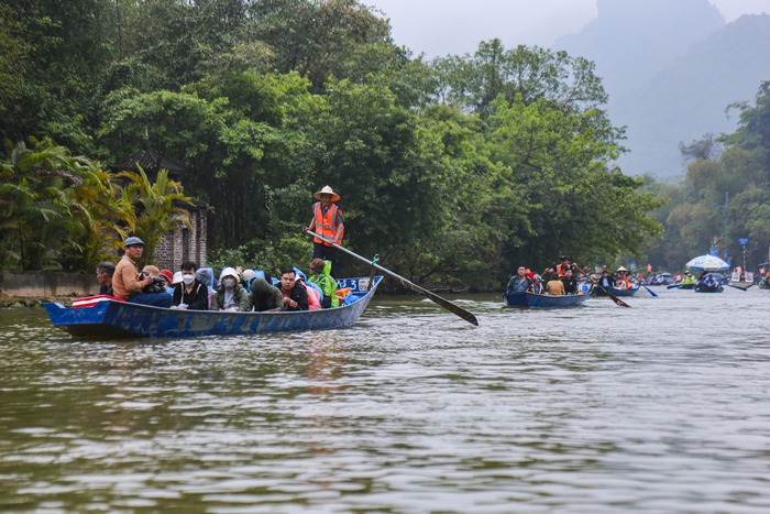 Hàng vạn người “đội mưa”, vạ vật đi lễ trong ngày khai hội chùa Hương- Ảnh 4.