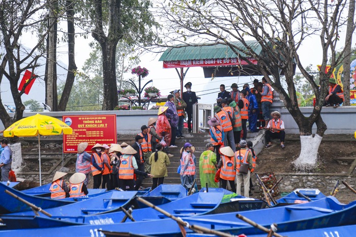 Hàng vạn người “đội mưa”, vạ vật đi lễ trong ngày khai hội chùa Hương- Ảnh 3.