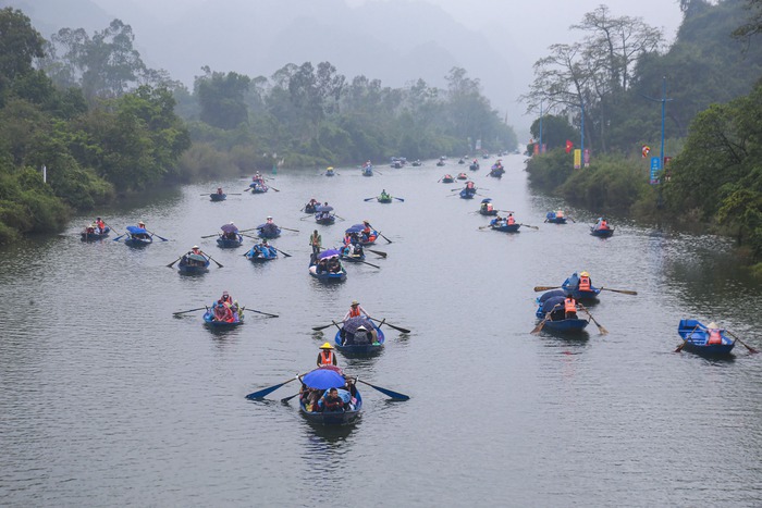 Hàng vạn người “đội mưa”, vạ vật đi lễ trong ngày khai hội chùa Hương- Ảnh 1.