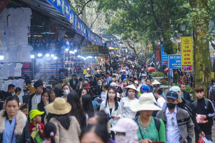 Hàng vạn người “đội mưa”, vạ vật đi lễ trong ngày khai hội chùa Hương- Ảnh 12.