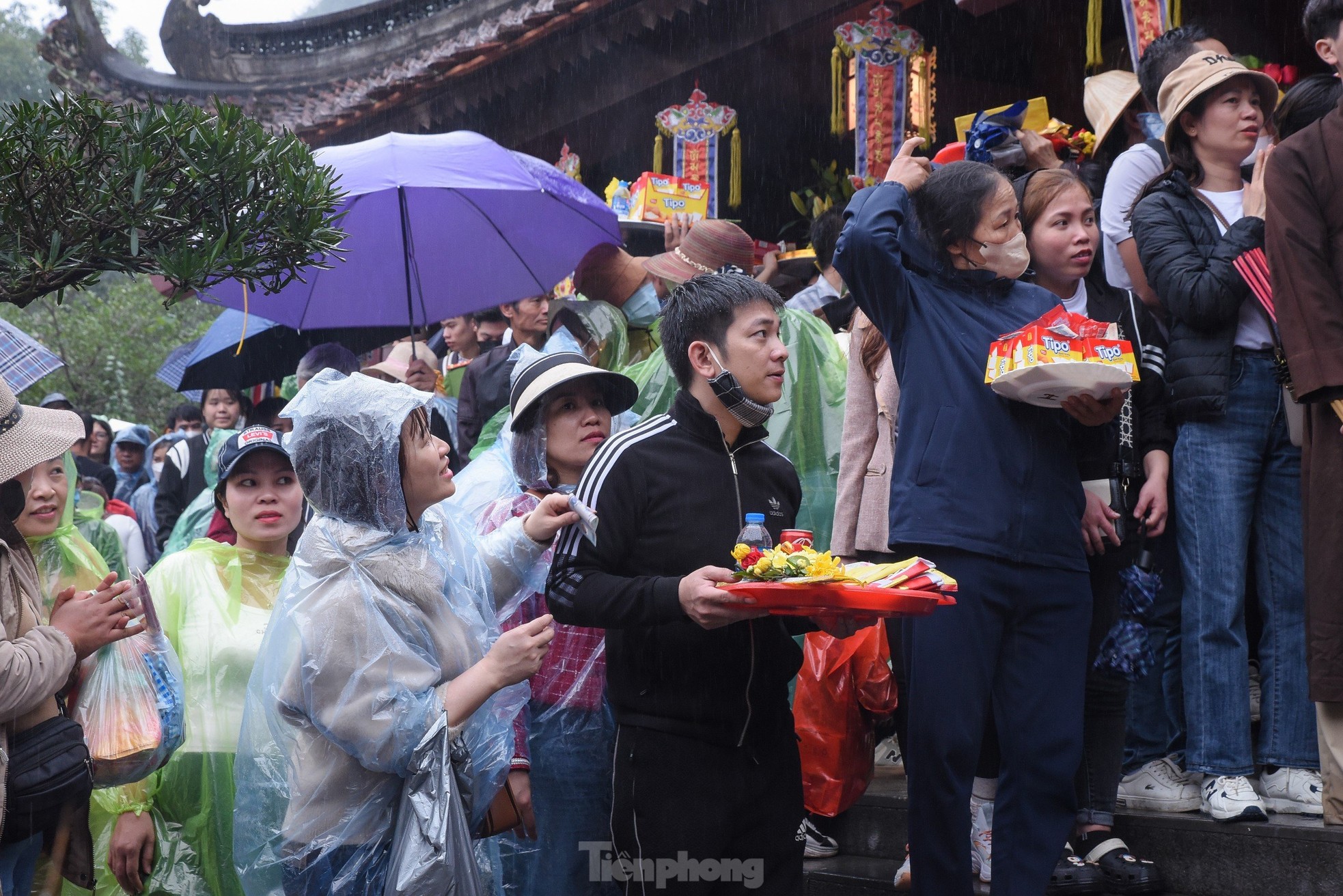 Hàng nghìn du khách đội mưa khai hội chùa Hương- Ảnh 5.