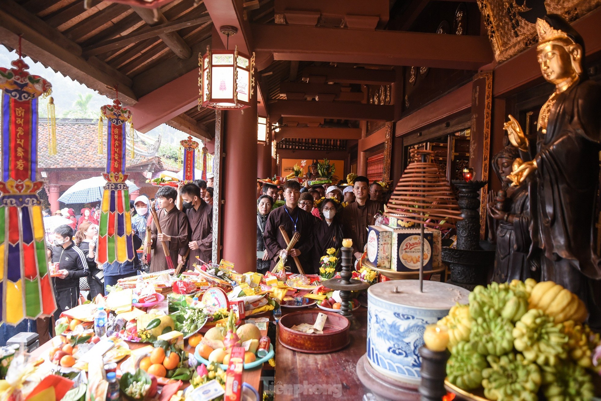 Hàng nghìn du khách đội mưa khai hội chùa Hương- Ảnh 9.