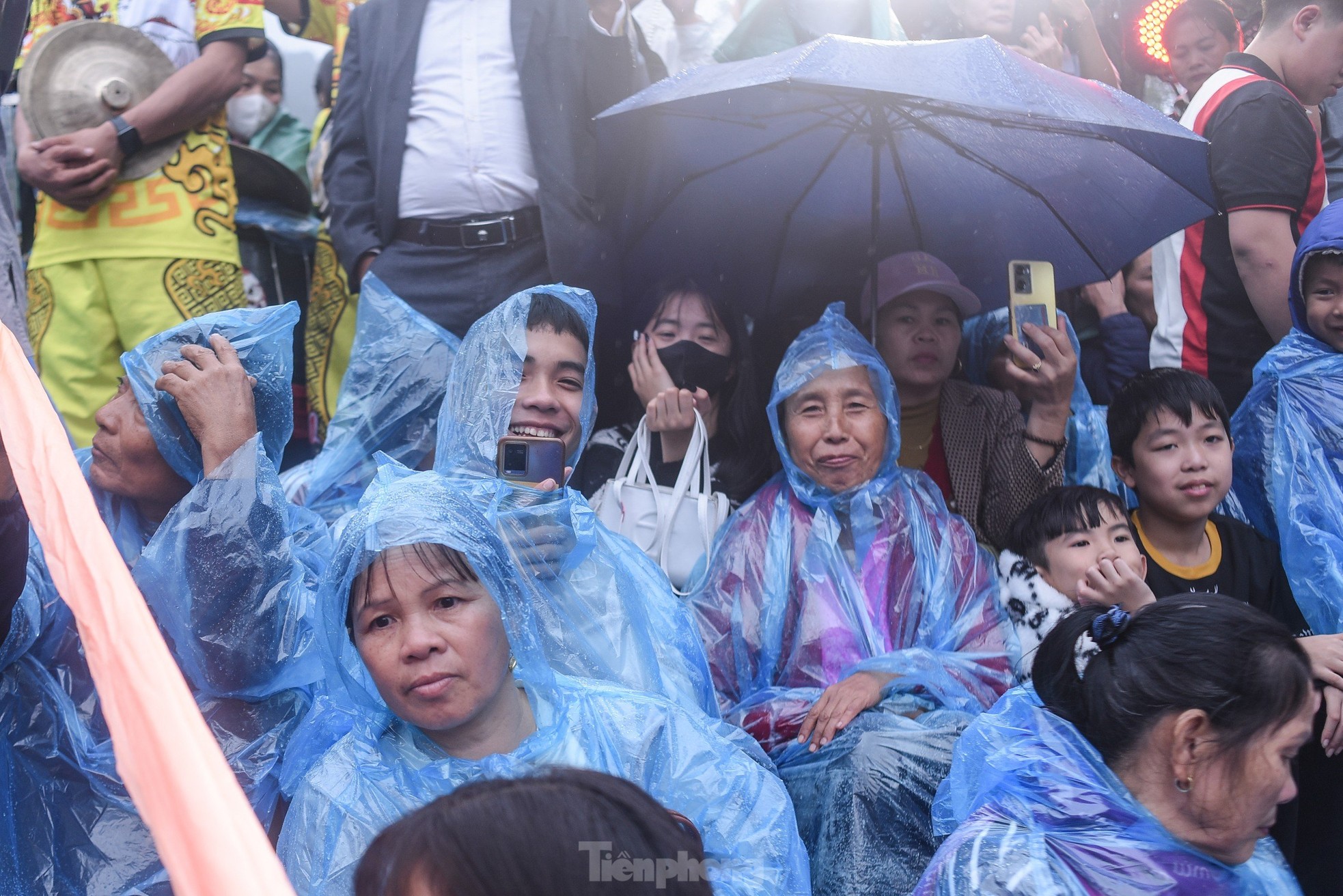 Hàng nghìn du khách đội mưa khai hội chùa Hương- Ảnh 8.